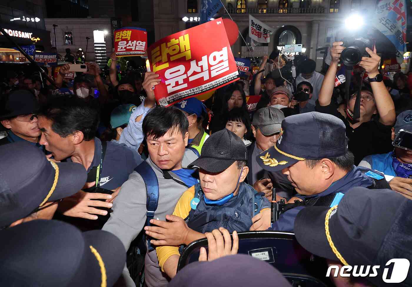 이재명 더불어민주당 대표 체포동의안이 가결된 21일 오후 촛불행동 회원과 이재명 대표 지지자들이 서울 여의도 국민의힘 중앙당사에서 더불어민주당 당사로 향하던 중 경찰과 충돌하고 있다. 2023.9.21/뉴스1 © News1 김진환 기자