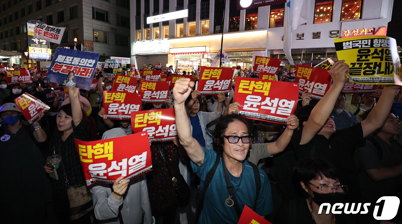본문 이미지 - 이재명 더불어민주당 대표 체포동의안이 가결된 지난 2023년 9월 21일 오후 서울 영등포구 여의도 국민의힘 당사 앞에서 촛불행동 회원들과 이 대표 지지자들이 구호를 외치고 있다. 2023.9.21/뉴스1 ⓒ News1 김진환 기자