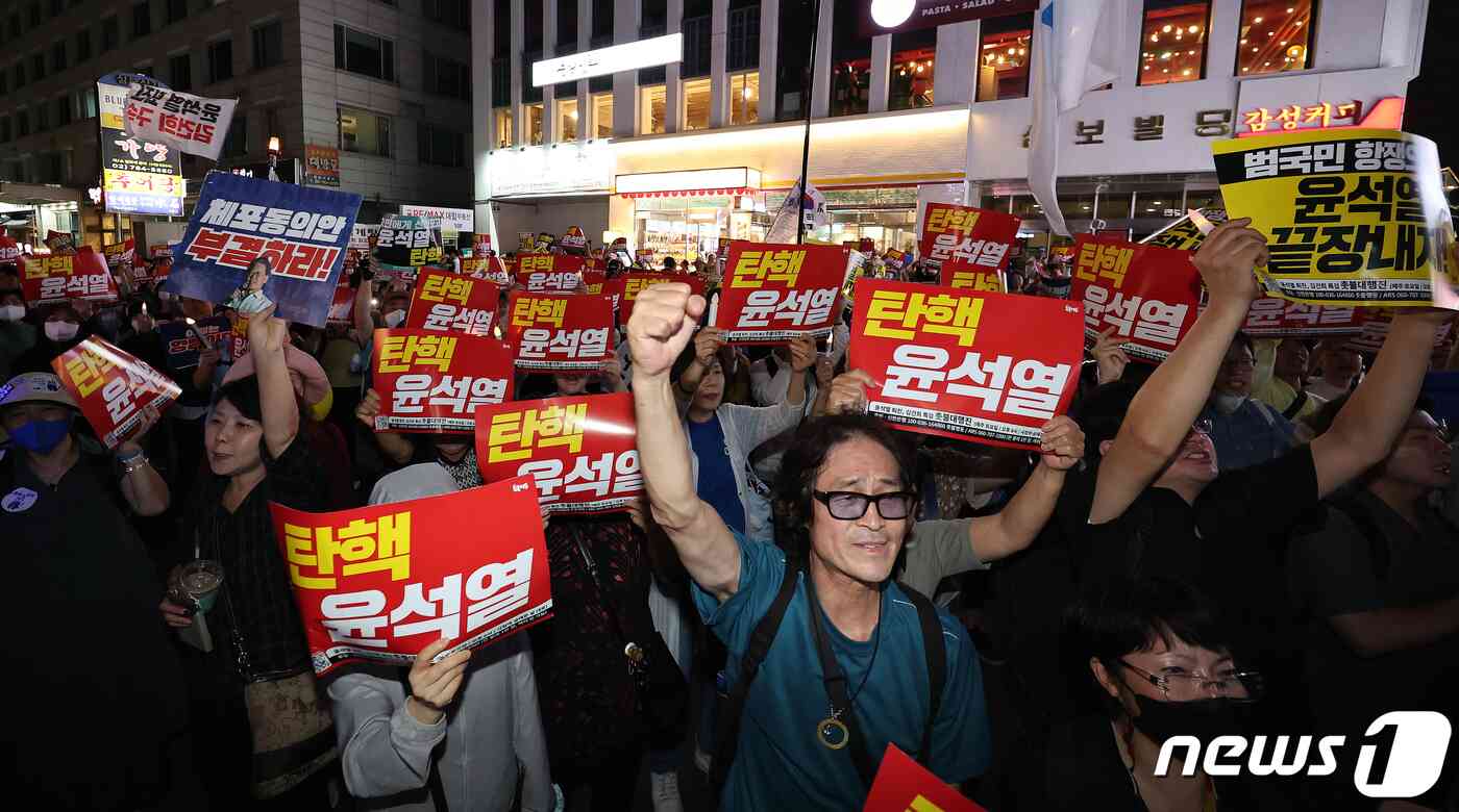 이재명 더불어민주당 대표 체포동의안이 가결된 21일 오후 서울 영등포구 여의도 국민의힘 당사 앞에서 촛불행동 회원들과 이재명 대표 지지자들이 구호를 외치고 있다. 2023.9.21/뉴스1 © News1 김진환 기자