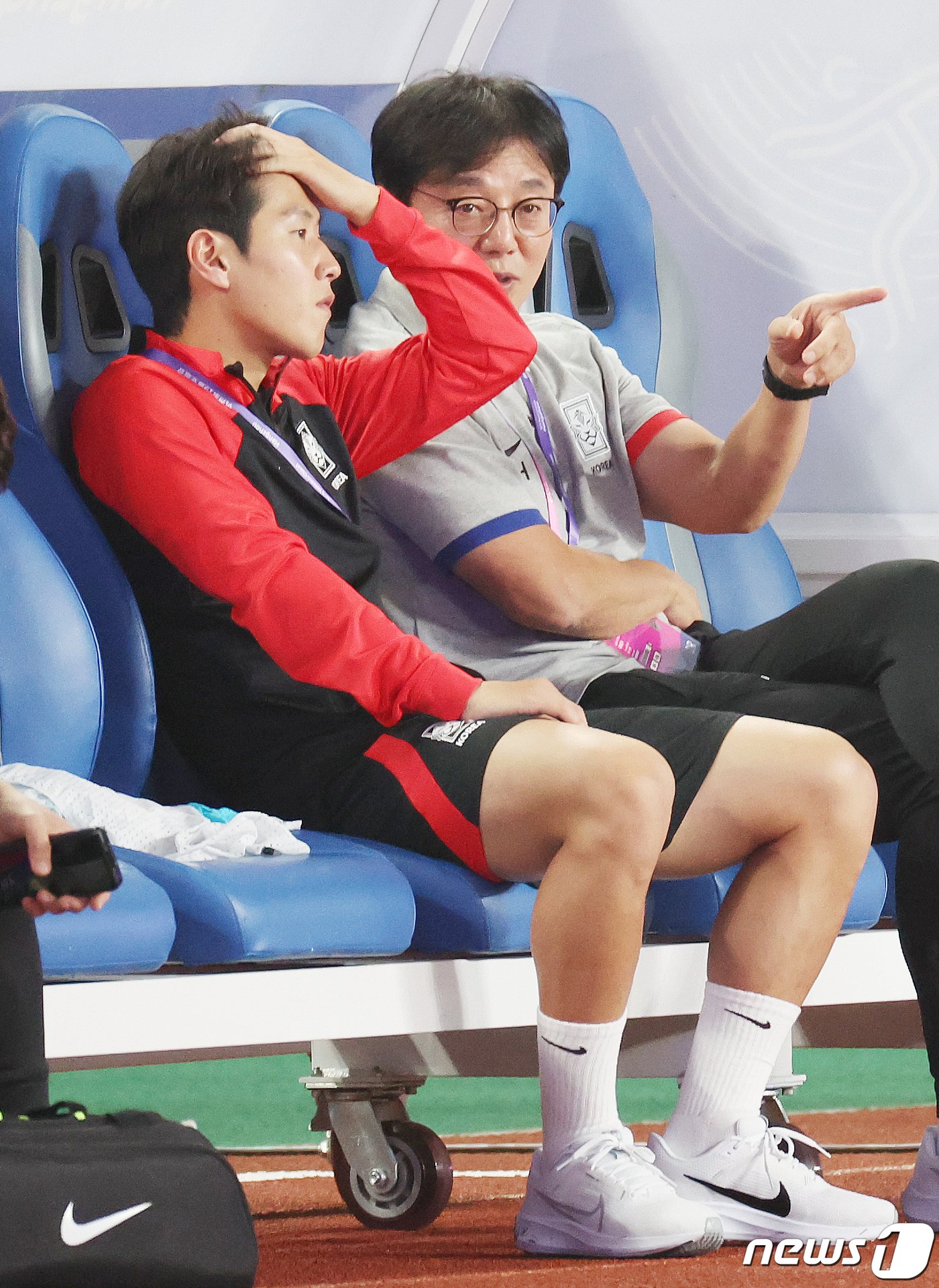 본문 이미지 - 21일 오후 중국 저장성 진화시 스포츠 센터 스타디움에서 2022 항저우 아시안게임 남자 축구 E조 조별리그 2차전 대한민국과 태국의 경기를 앞두고 황선홍 감독과 이강인이 대화를 나누고 있다. 2023.9.21/뉴스1 ⓒ News1 민경석 기자