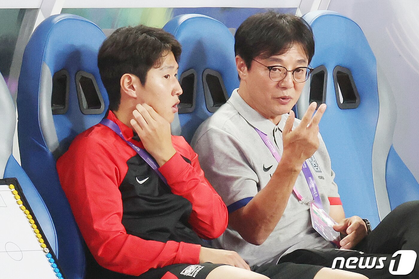 본문 이미지 - 21일 오후 중국 저장성 진화시 스포츠 센터 스타디움에서 2022 항저우 아시안게임 남자 축구 E조 조별리그 2차전 대한민국과 태국의 경기를 앞두고 황선홍 감독과 이강인이 대화를 나누고 있다. 2023.9.21/뉴스1 ⓒ News1 민경석 기자