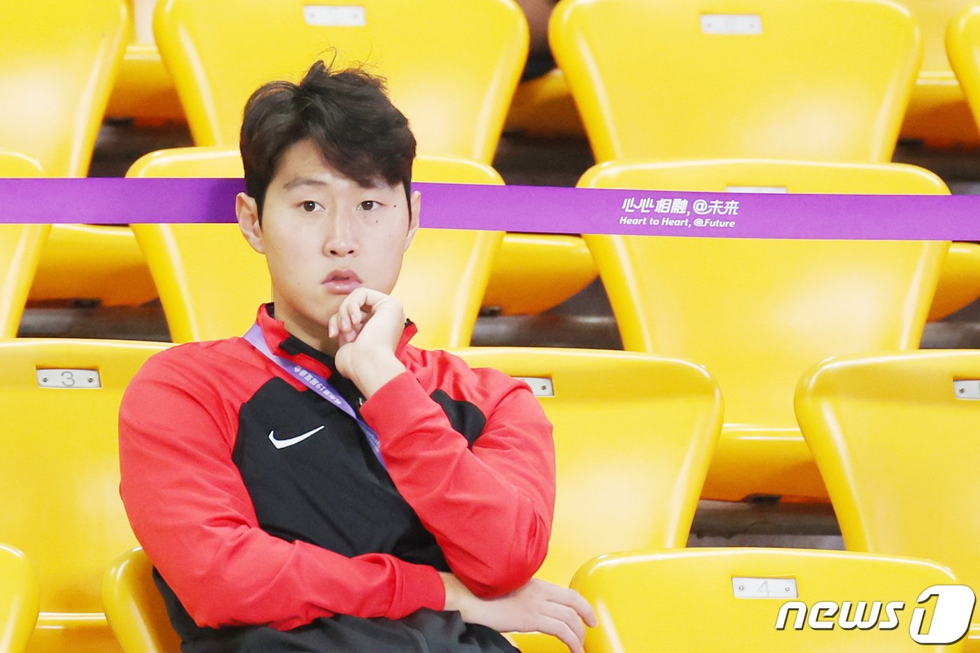 본문 이미지 - 21일 오후 중국 저장성 진화시 스포츠 센터 스타디움에서 2022 항저우 아시안게임 남자 축구 E조 조별리그 2차전 대한민국과 태국의 경기를 찾은 이강인이 관중석에 앉아 그라운드를 바라보고 있다. 2023.9.21/뉴스1 ⓒ News1 민경석 기자