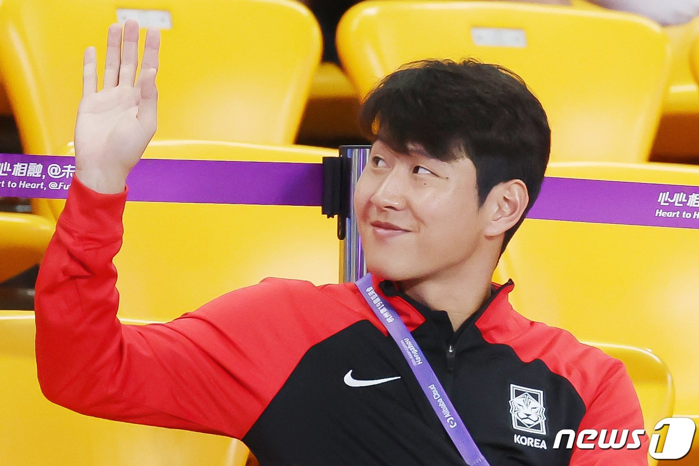 본문 이미지 - 21일 오후 중국 저장성 진화시 스포츠 센터 스타디움에서 2022 항저우 아시안게임 남자 축구 E조 조별리그 2차전 대한민국과 태국의 경기를 찾은 이강인이 관중석에 앉아 팬들에게 손을 흔들고 있다. 2023.9.21/뉴스1 ⓒ News1 민경석 기자