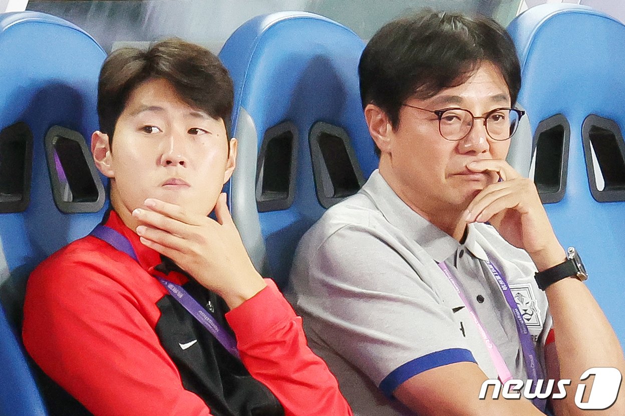 본문 이미지 - 축구 국가대표 이강인이 21일 오후 중국 저장성 진화시 스포츠 센터 스타디움에서 2022 항저우 아시안게임 남자 축구 E조 조별리그 2차전 대한민국과 태국의 경기 시작에 앞서 황선홍 감독과 대화를 나누던 중 생각에 잠겨 있다. 2023.9.21/뉴스1 ⓒ News1 민경석 기자