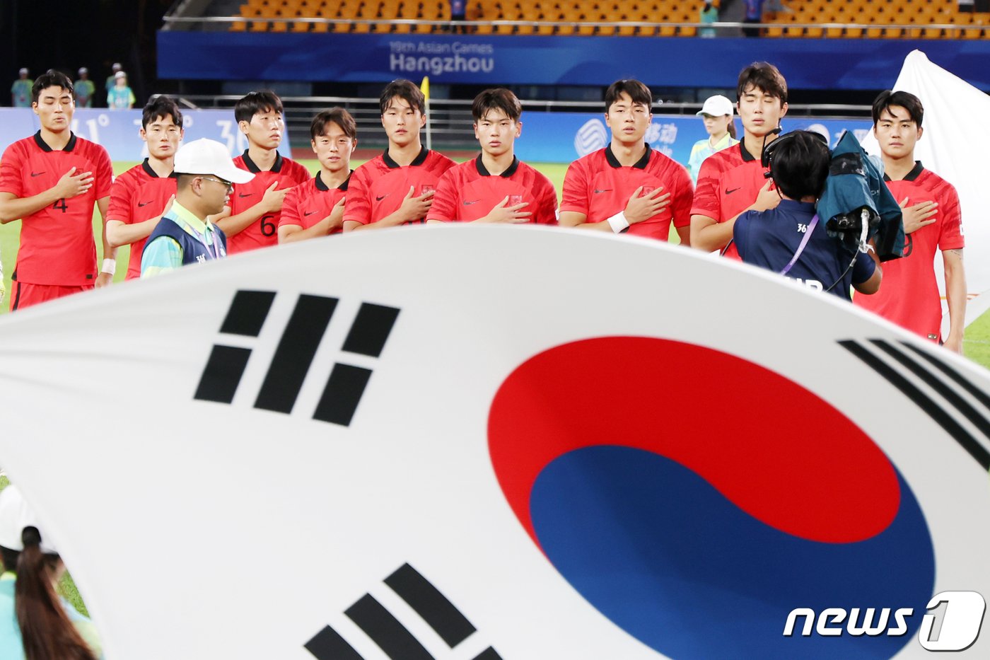 본문 이미지 - 21일 오후 중국 저장성 진화시 스포츠 센터 스타디움에서 2022 항저우 아시안게임 남자 축구 E조 조별리그 2차전 대한민국과 태국의 경기에서 대한민국 축구 대표팀 선수들이 애국가를 제창하고 있다. 2023.9.21/뉴스1 ⓒ News1 민경석 기자