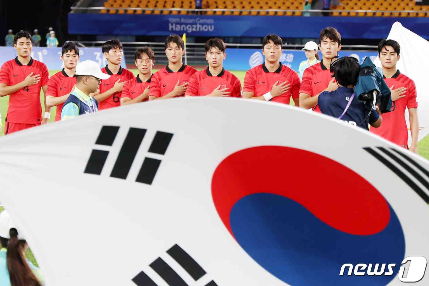 21일 오후 중국 저장성 진화시 스포츠 센터 스타디움에서 2022 항저우 아시안게임 남자 축구 E조 조별리그 2차전 대한민국과 태국의 경기에서 대한민국 축구 대표팀 선수들이 애국가를 제창하고 있다. 2023.9.21/뉴스1 © News1 민경석 기자
