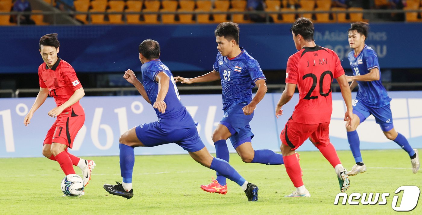 21일 오후 중국 저장성 진화시 스포츠 센터 스타디움에서 2022 항저우 아시안게임 남자 축구 E조 조별리그 2차전 대한민국과 태국의 경기에서 엄원상이 드리블 돌파를 하고 있다. 2023.9.21/뉴스1 ⓒ News1 민경석 기자