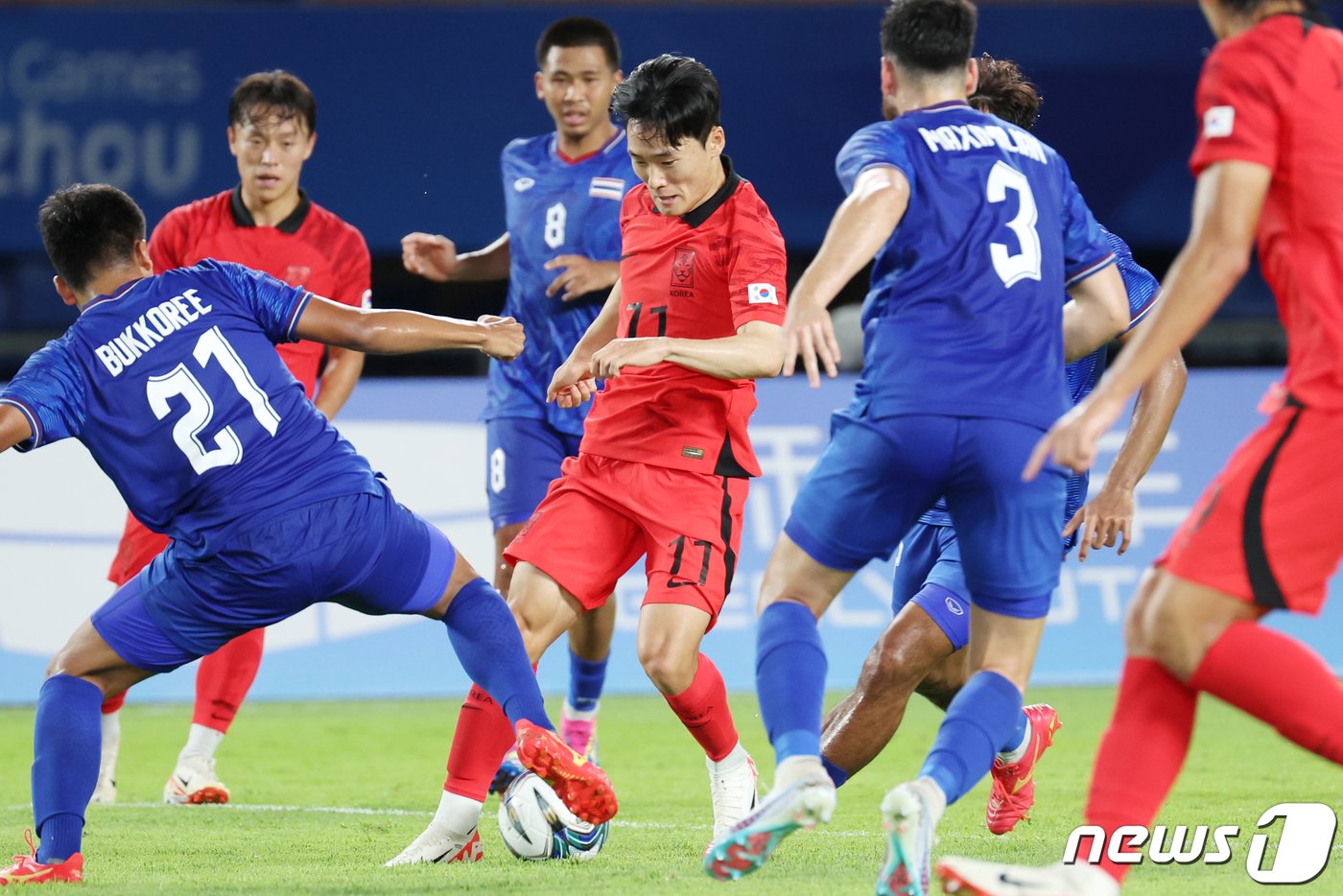 본문 이미지 - 21일 오후 중국 저장성 진화시 스포츠 센터 스타디움에서 2022 항저우 아시안게임 남자 축구 E조 조별리그 2차전 대한민국과 태국의 경기에서 엄원상이 볼다툼을 하고 있다. 2023.9.21/뉴스1 ⓒ News1 민경석 기자