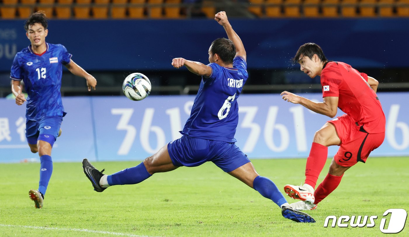 21일 오후 중국 저장성 진화시 스포츠 센터 스타디움에서 2022 항저우 아시안게임 남자 축구 E조 조별리그 2차전 대한민국과 태국의 경기에서 박재용이 슛을 하고 있다. 2023.9.21/뉴스1 ⓒ News1 민경석 기자