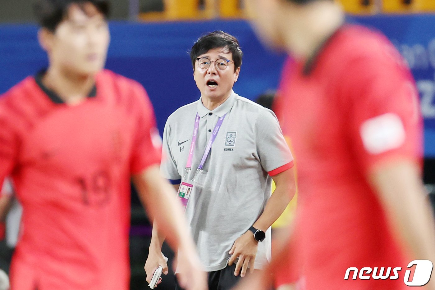 본문 이미지 - 21일 오후 중국 저장성 진화시 스포츠 센터 스타디움에서 2022 항저우 아시안게임 남자 축구 E조 조별리그 2차전 대한민국과 태국의 경기에서 황선홍 감독이 작전을 지시하고 있다. 2023.9.21/뉴스1 ⓒ News1 민경석 기자