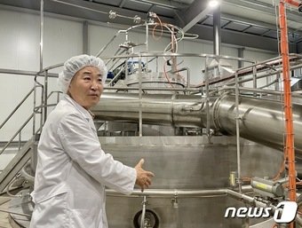 본문 이미지 - 신언무 넥스트바이오 대표가 강원도 횡성군 소재 제조공장 내부에서 공정을 설명하고 있다. ⓒ News1 이민주 기자