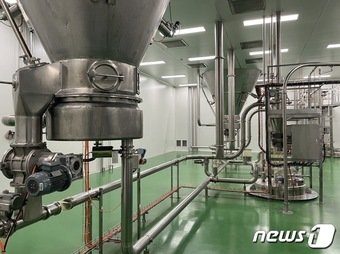본문 이미지 - 사진은 강원도 횡성군 소재 넥스트바이오 제조공장 내부. 이곳은 건조된 커피 분말이 모이는 곳이다. ⓒ News1 이민주 기자