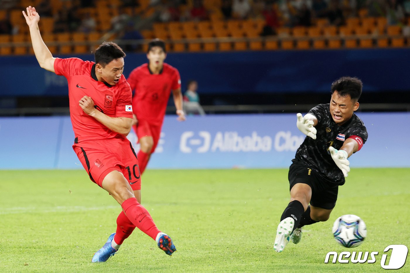 21일 오후 중국 저장성 진화시 스포츠 센터 스타디움에서 2022 항저우 아시안게임 남자 축구 E조 조별리그 2차전 대한민국과 태국의 경기에서 조영욱이 슛을 시도하고 있다. 2023.9.21/뉴스1 ⓒ News1 민경석 기자