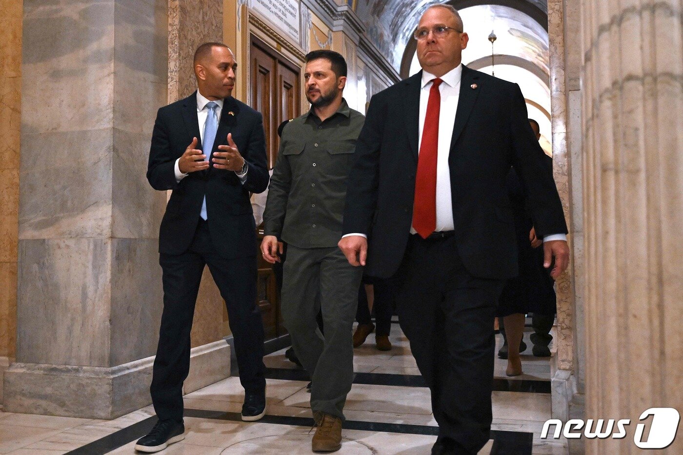 본문 이미지 - 볼로디미르 젤렌스키 우크라이나 대통령(가운데)이 하킴 제프리스 미 하원 원내대표(왼쪽)과 21일(현지시간) 워싱턴DC의 국회의사당에 도착하고 있는 모습. 2023.09.21/뉴스1 ⓒ AFP=뉴스1 ⓒ News1 김민수 기자