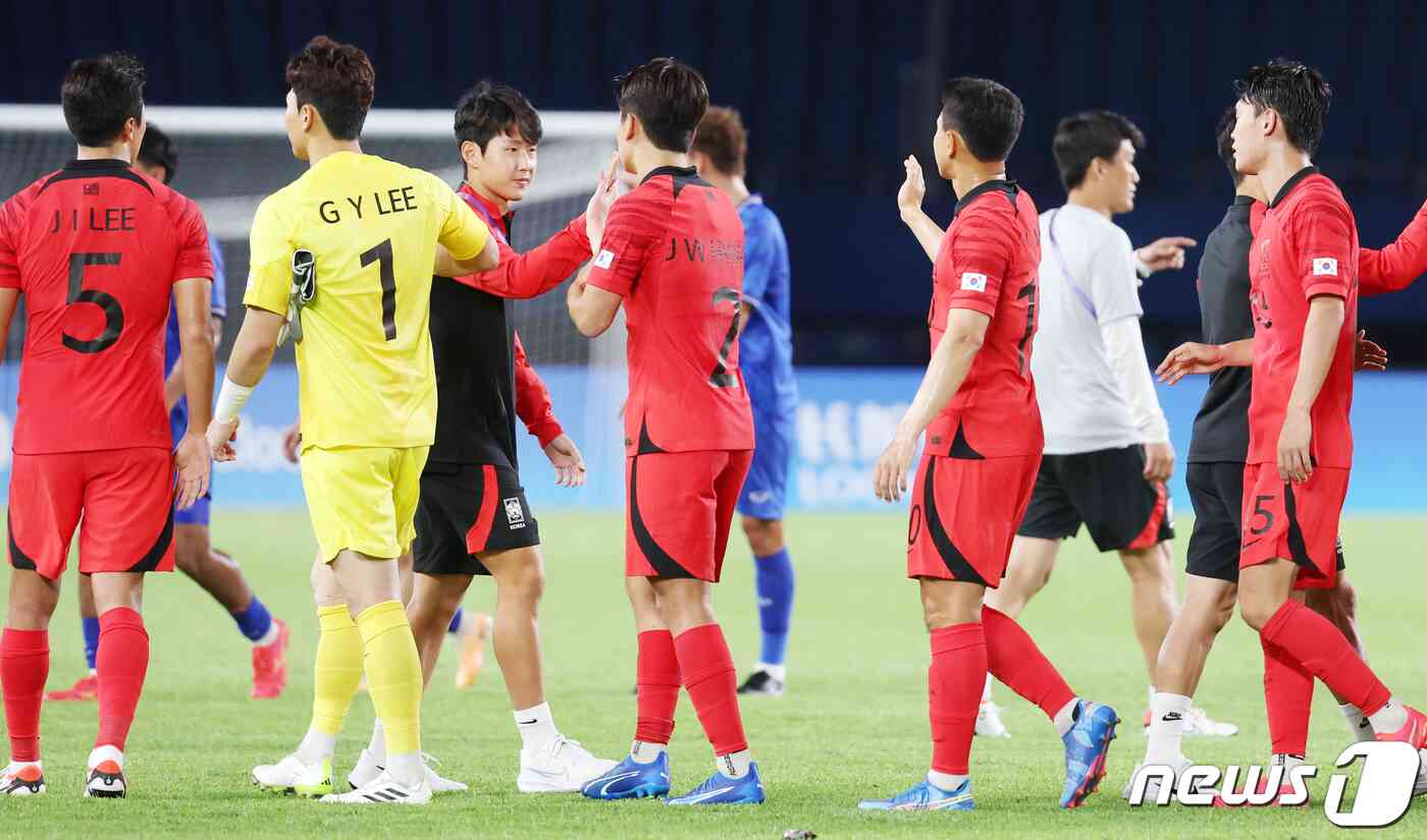 21일 오후 중국 저장성 진화시 스포츠센터 스타디움에서 열린 2022 항저우 아시안게임 남자 축구 E조 조별리그 2차전 대한민국과 태국의 경기에서 이강인이 4 대 0으로 대승을 거둔 대표팀 선수들과 함께 기쁨을 나누고 있다. 2023.9.21/뉴스1 © News1 민경석 기자