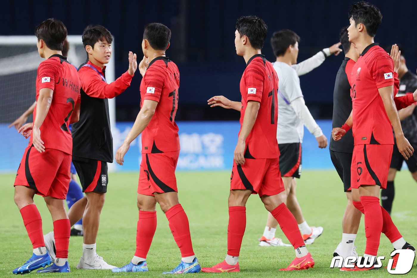 21일 오후 중국 저장성 진화시 스포츠센터 스타디움에서 열린 2022 항저우 아시안게임 남자 축구 E조 조별리그 2차전 대한민국과 태국의 경기에서 이강인이 4 대 0으로 대승을 거둔 대표팀 선수들과 함께 기쁨을 나누고 있다. 2023.9.21/뉴스1 ⓒ News1 민경석 기자