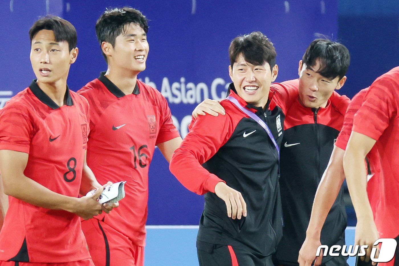 본문 이미지 - 21일 오후 중국 저장성 진화시 스포츠센터 스타디움에서 열린 2022 항저우 아시안게임 남자 축구 E조 조별리그 2차전 대한민국과 태국의 경기에서 이강인이 4 대 0으로 대승을 거둔 대표팀 선수들과 함께 기쁨을 나누고 있다. 2023.9.21/뉴스1 ⓒ News1 민경석 기자