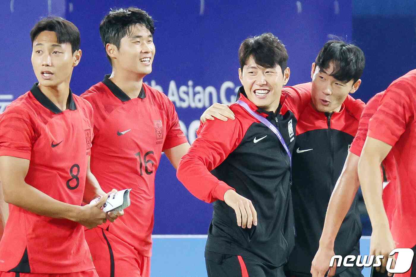 21일 오후 중국 저장성 진화시 스포츠센터 스타디움에서 열린 2022 항저우 아시안게임 남자 축구 E조 조별리그 2차전 대한민국과 태국의 경기에서 이강인이 4 대 0으로 대승을 거둔 대표팀 선수들과 함께 기쁨을 나누고 있다. 2023.9.21/뉴스1 © News1 민경석 기자