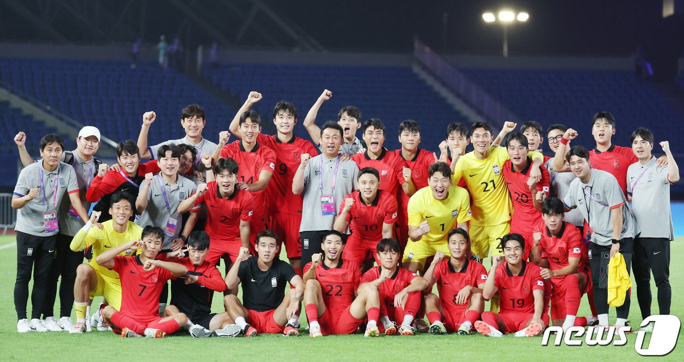 본문 이미지 - 21일 오후 중국 저장성 진화시 스포츠센터 스타디움에서 열린 2022 항저우 아시안게임 남자 축구 E조 조별리그 2차전 대한민국과 태국의 경기에서 4 대 0으로 대승을 거둔 선수 및 코칭 스태츠들이 파이팅을 외치고 있다. 2023.9.21/뉴스1 ⓒ News1 민경석 기자