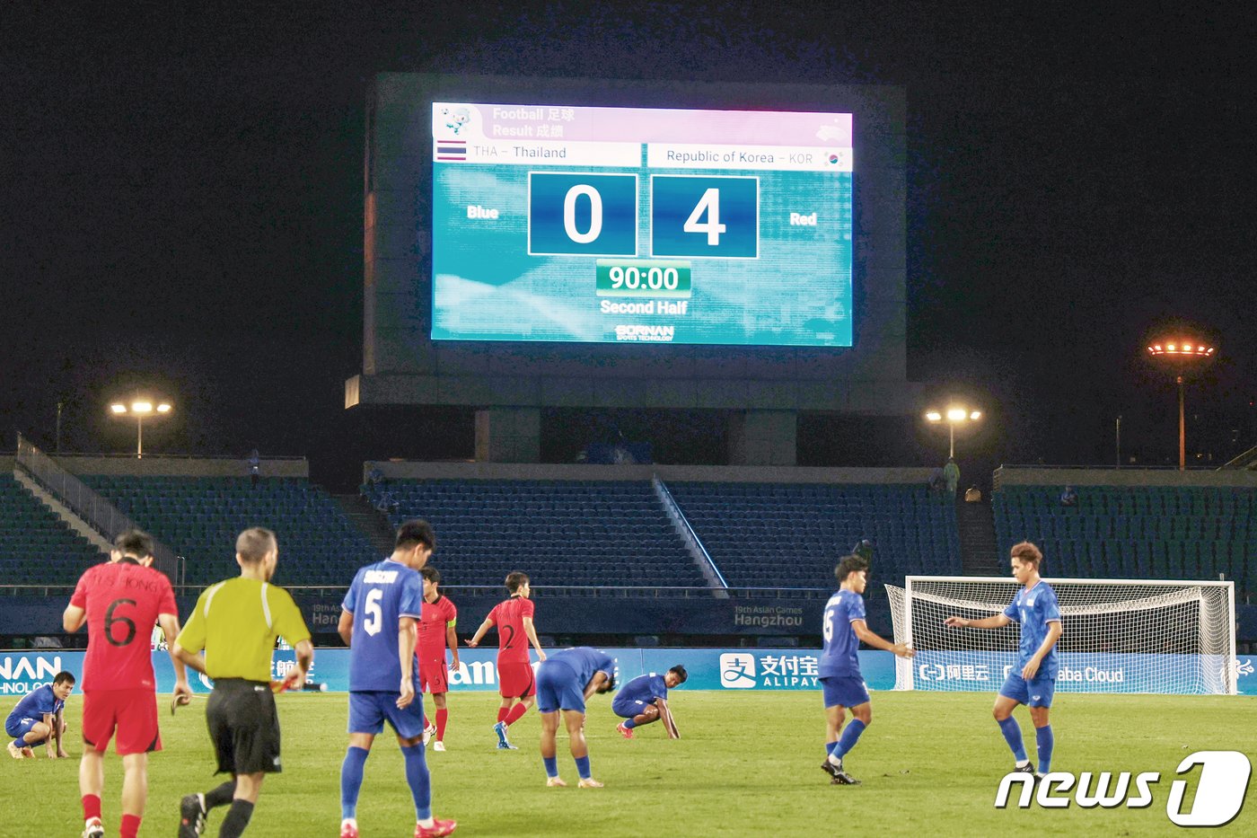 21일 오후 중국 저장성 진화시 스포츠센터 스타디움에서 열린 2022 항저우 아시안게임 남자 축구 E조 조별리그 2차전 대한민국과 태국의 경기에서 대한민국이 태국을 4 대 0으로 대파했다. 사진은 경기 스코어가 기록된 전광판 모습. 2023.9.21/뉴스1 ⓒ News1 민경석 기자