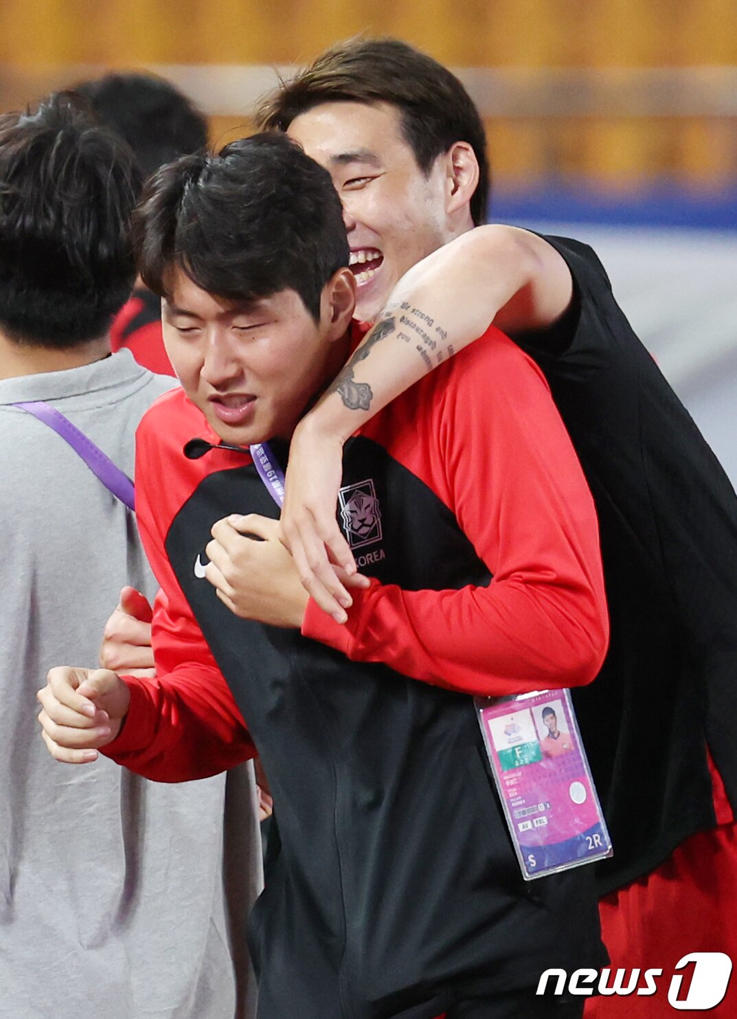 축구 국가대표 이강인&#40;왼쪽&#41;과 송민규가 21일 오후 중국 저장성 진화시 스포츠 센터 스타디움에서 2022 항저우 아시안게임 남자 축구 E조 조별리그 2차전 대한민국과 태국의 경기에서 4 대 0 대승을 거둔 뒤 장난을 치고 있다. 2023.9.21/뉴스1 ⓒ News1 민경석 기자