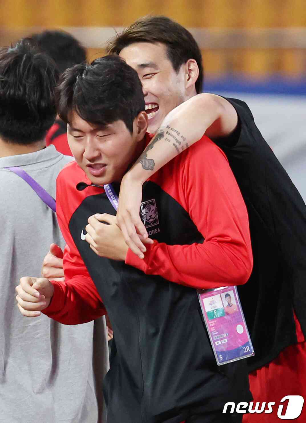 축구 국가대표 이강인(왼쪽)과 송민규가 21일 오후 중국 저장성 진화시 스포츠 센터 스타디움에서 2022 항저우 아시안게임 남자 축구 E조 조별리그 2차전 대한민국과 태국의 경기에서 4 대 0 대승을 거둔 뒤 장난을 치고 있다. 2023.9.21/뉴스1 © News1 민경석 기자