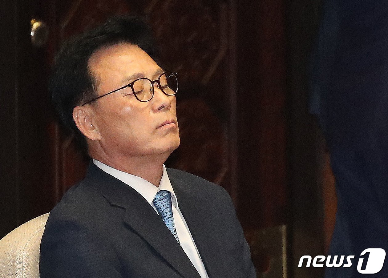 본문 이미지 - 박광온 더불어민주당 원내대표가 21일 오후 서울 여의도 국회에서 열린 제410회 국회(정기회) 제8차 본회의에서 이재명 대표에 대한 체포동의안이 가결되자 눈을 감고 생각에 잠겨 있다. 박 원내대표는 이 대표 체포 동의안 가결에 책임지고 사퇴하겠다고 밝혔다. 2023.9.21/뉴스1 ⓒ News1 임세영 기자