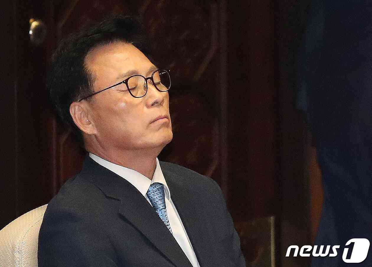 박광온 더불어민주당 원내대표가 21일 오후 서울 여의도 국회에서 열린 제410회 국회(정기회) 제8차 본회의에서 이재명 대표에 대한 체포동의안이 가결되자 눈을 감고 생각에 잠겨 있다. 박 원내대표는 이 대표 체포 동의안 가결에 책임지고 사퇴하겠다고 밝혔다. 2023.9.21/뉴스1 © News1 임세영 기자