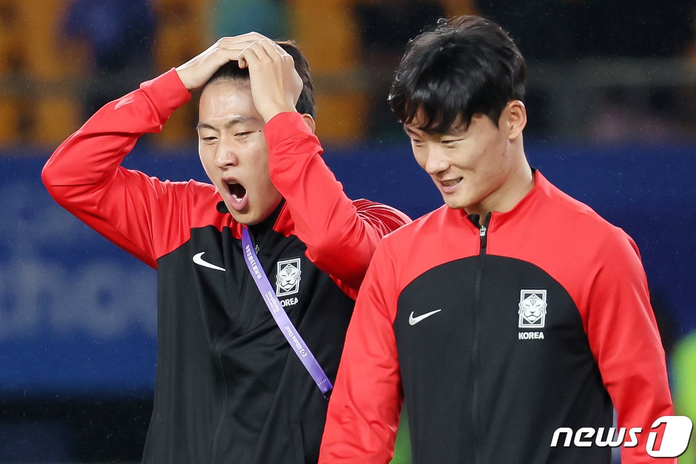 본문 이미지 - 축구 국가대표 이강인(왼쪽)이 21일 오후 중국 저장성 진화시 스포츠 센터 스타디움에서 2022 항저우 아시안게임 남자 축구 E조 조별리그 2차전 대한민국과 태국의 경기에서 4 대 0으로 승리한 뒤 엄원상과 대화를 나누던 중 하품을 하고 있다. 2023.9.21/뉴스1 ⓒ News1 민경석 기자