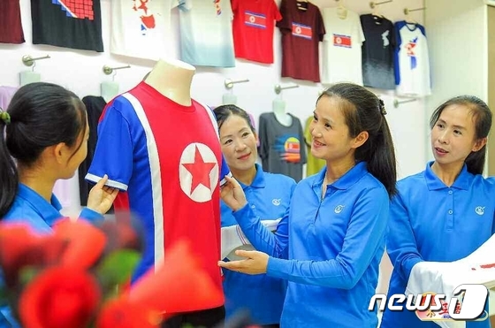 '인공기 티셔츠' 판매하는 북한 상점