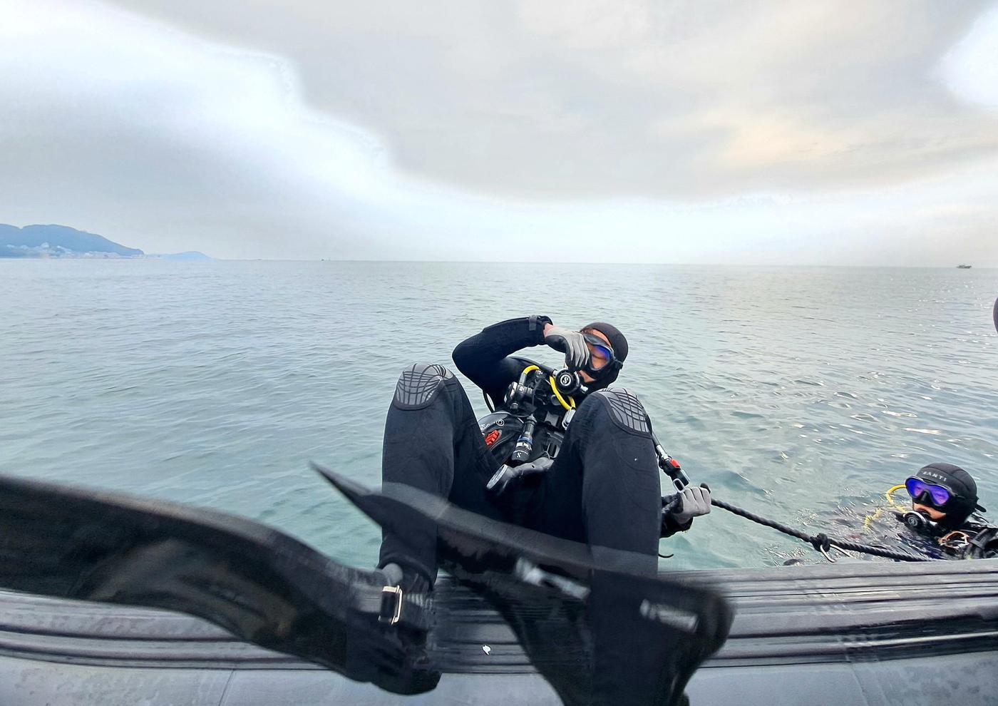 본문 이미지 - 한미 잠수사들이 바다로 들어가고 있다.(국유단 제공)