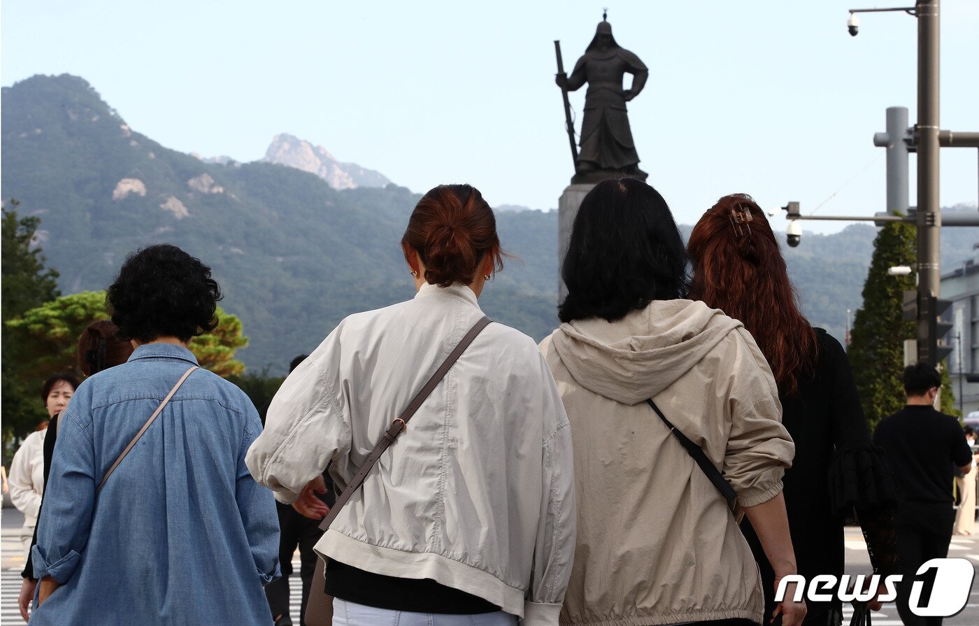 본문 이미지 - 지난달  22일 오전 서울 세종대로사거리에서 긴팔과 외투를 입은 출근길 시민들 ⓒ News1 박세연 기자