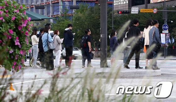 선선해진 가을날씨에 외투입은 시민들