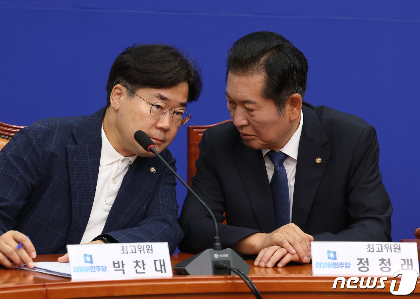 본문 이미지 - 정청래, 박찬대 더불어민주당 최고위원이 22일 서울 여의도 국회에서 열린 최고위원회의에서 대화를 하고 있다. 2023.9.22/뉴스1 ⓒ News1 송원영 기자
