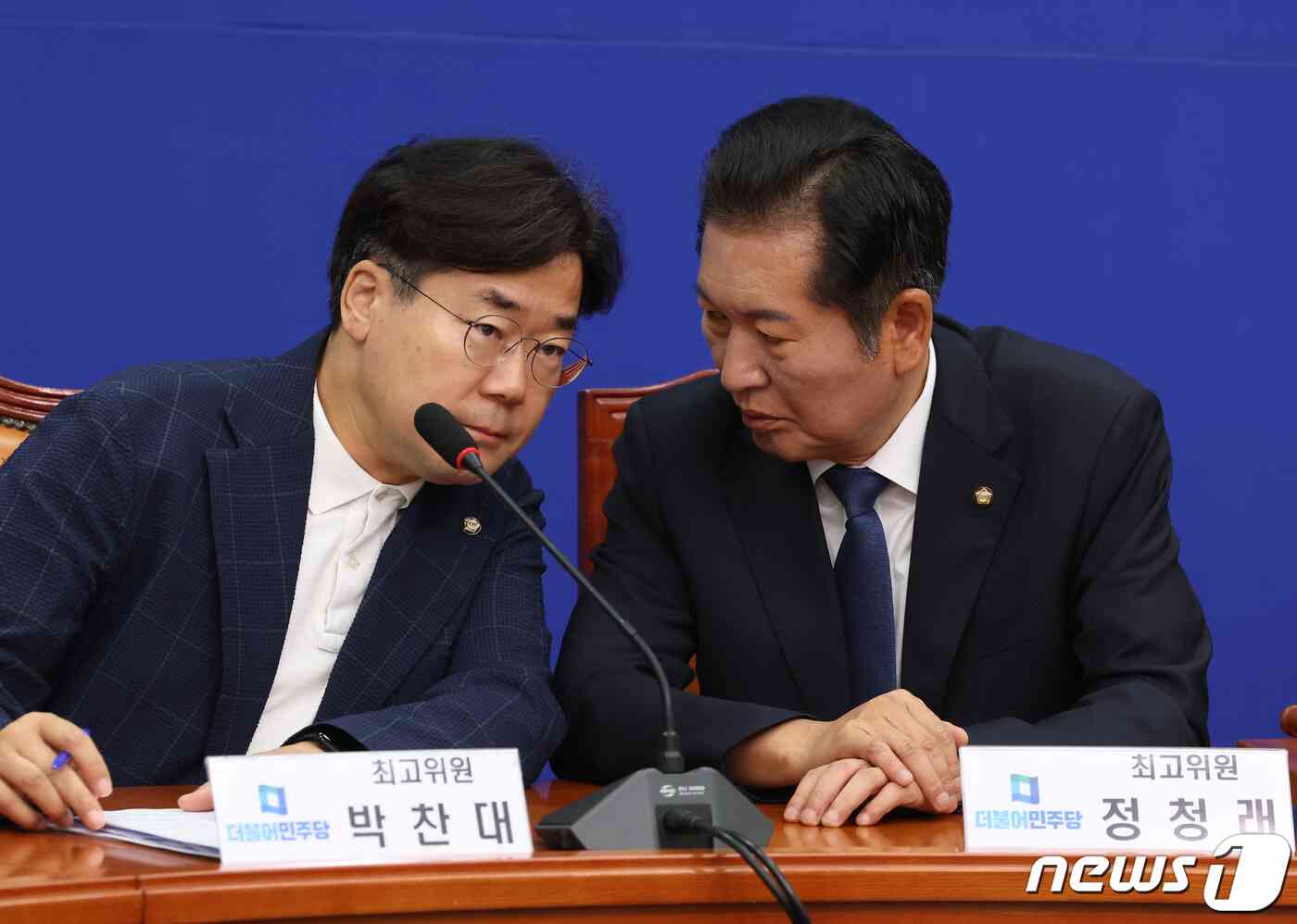 정청래, 박찬대 더불어민주당 최고위원이 22일 서울 여의도 국회에서 열린 최고위원회의에서 대화를 하고 있다. 2023.9.22/뉴스1 © News1 송원영 기자