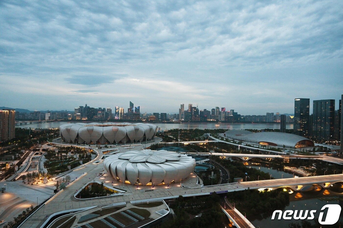 본문 이미지 - 뒤에 보이는 것이 메인 스타디움이고, 앞에 보이는 것은 테니스 센터다. ⓒ AFP=뉴스1 ⓒ News1 박형기 기자