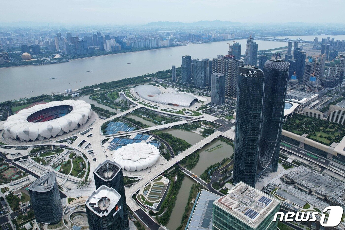 본문 이미지 - 항저우 아시안게임 경기장 전경. 맨 왼쪽이 메인 스타디움이다. ⓒ AFP=뉴스1 ⓒ News1 박형기 기자