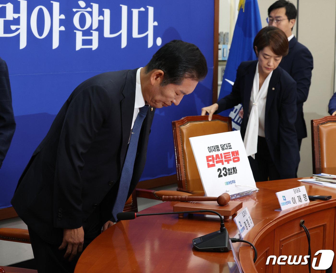 본문 이미지 - 정청래 더불어민주당 최고위원이 22일 서울 여의도 국회에서 열린 최고위원회의에 참석하며 인사를 하고있다. 2023.9.22/뉴스1 ⓒ News1 송원영 기자