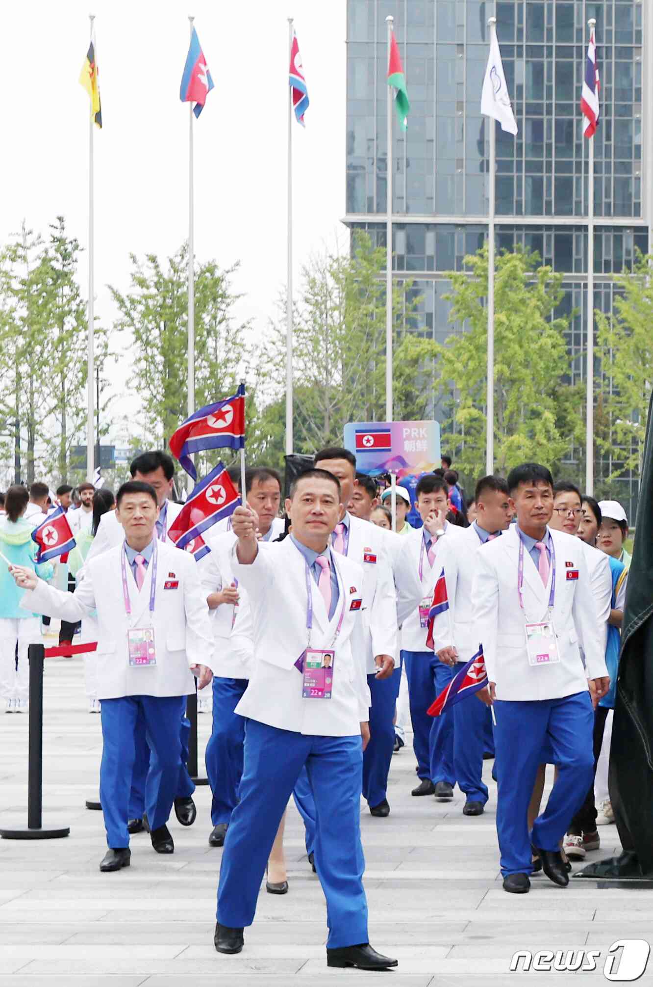 2022 항저우 아시안게임 개막을 하루 앞둔 22일 오전 중국 항저우 아시안게임 선수촌 국기광장에서 열린 입촌식이 끝난 뒤 북한 선수단이 인공기를 흔들며 숙소로 돌아가고 있다. 2023.9.22/뉴스1 © News1 민경석 기자