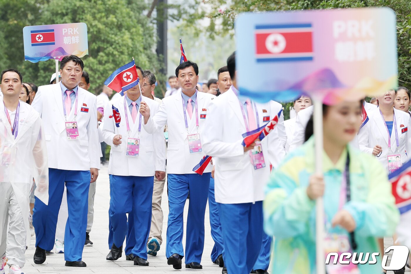 본문 이미지 - 2022 항저우 아시안게임 개막을 하루 앞둔 22일 오전 중국 항저우 아시안게임 선수촌 국기광장에서 열린 입촌식이 끝난 뒤 북한 선수단이 숙소로 돌아가고 있다. 2023.9.22/뉴스1 ⓒ News1 민경석 기자