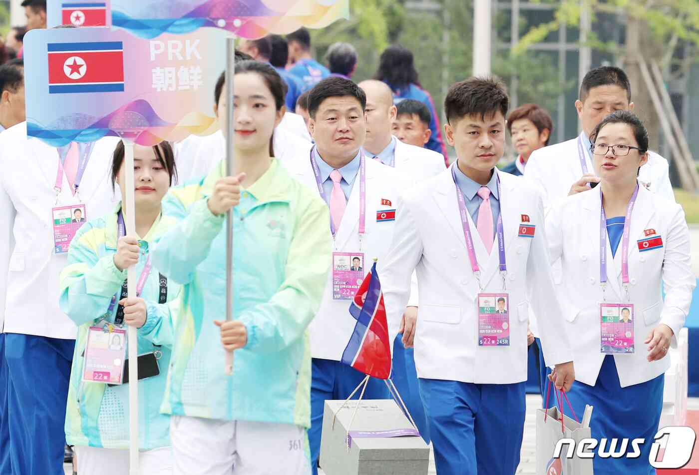 2022 항저우 아시안게임 개막을 하루 앞둔 22일 오전 중국 항저우 아시안게임 선수촌 국기광장에서 열린 입촌식이 끝난 뒤 북한 선수단이 숙소로 돌아가고 있다. 2023.9.22/뉴스1 © News1 민경석 기자