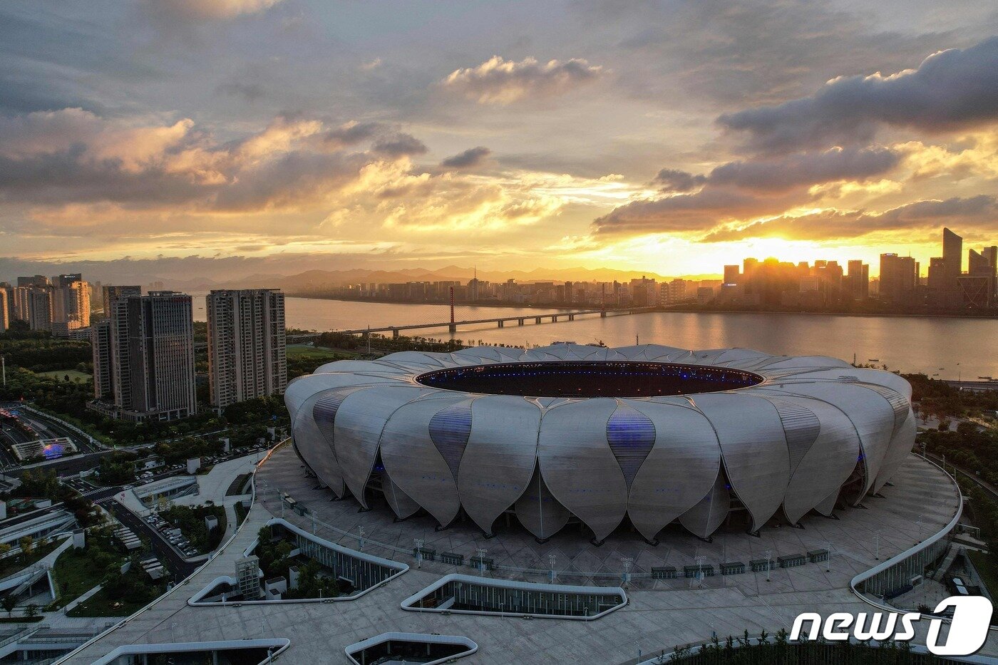 본문 이미지 - 석양녘 항저우 아시안게임 메인 스타디움. ⓒ AFP=뉴스1 ⓒ News1 박형기 기자