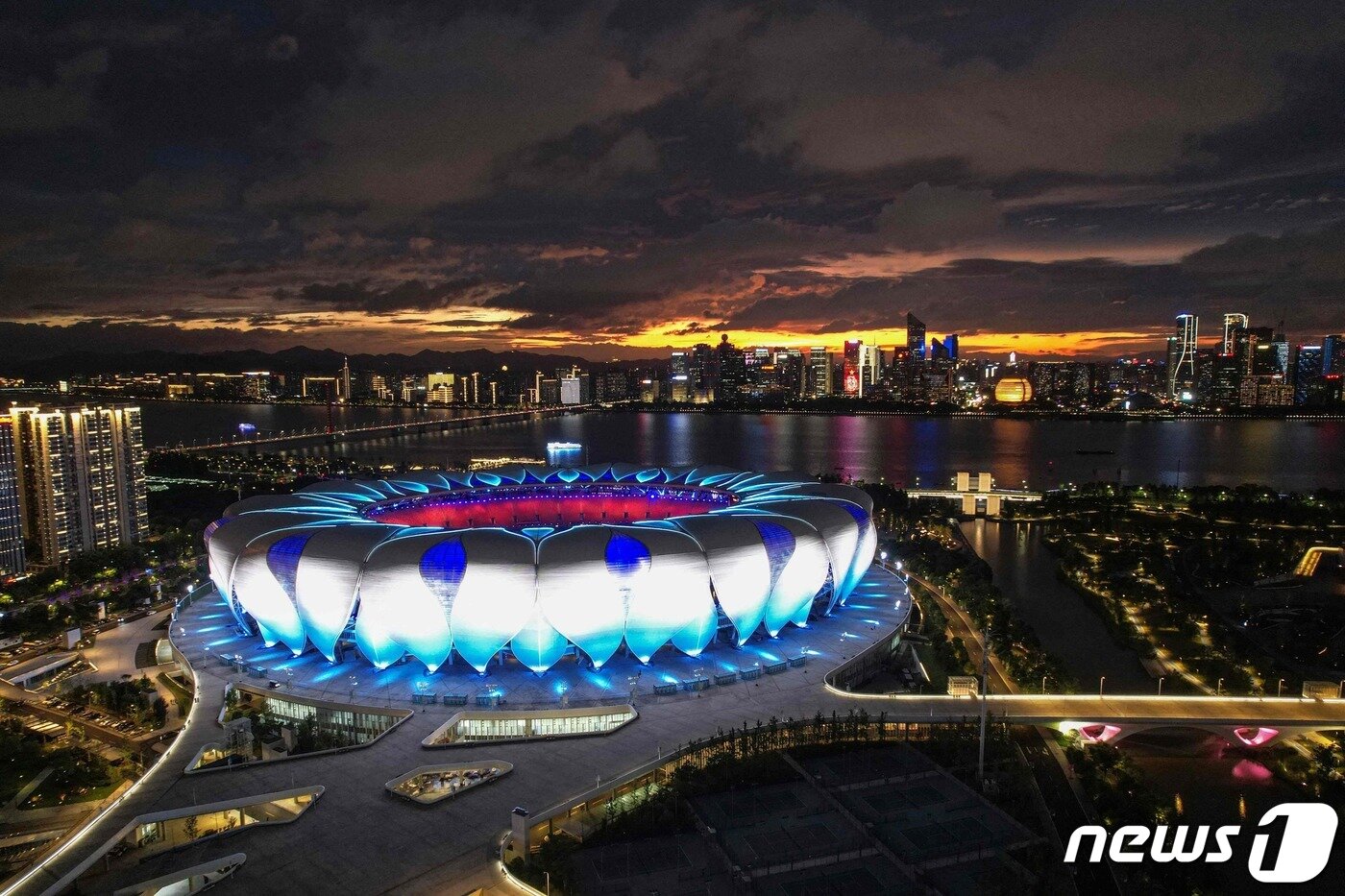 본문 이미지 - 항저우 아시안게임 메인 스타디움 야경. ⓒ AFP=뉴스1 ⓒ News1 박형기 기자