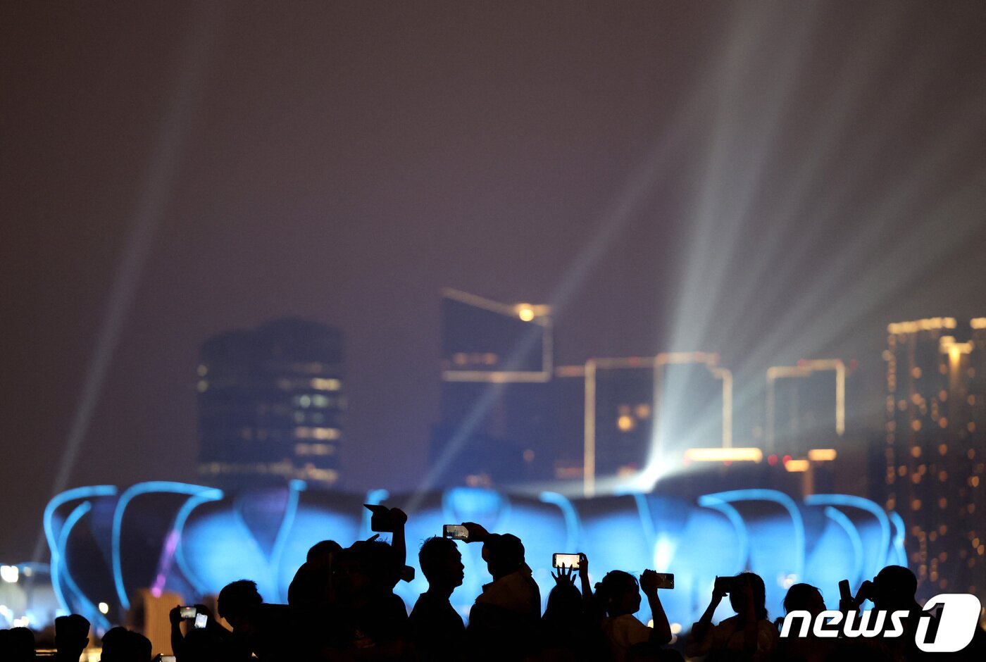 본문 이미지 - 21일 항저우 아시안게임 메인 스타디움에서 불꽃쇼가 펼쳐지고 있다. 관광객들이 이 모습을 카메라에 담고 있다. ⓒ 로이터=뉴스1 ⓒ News1 박형기 기자