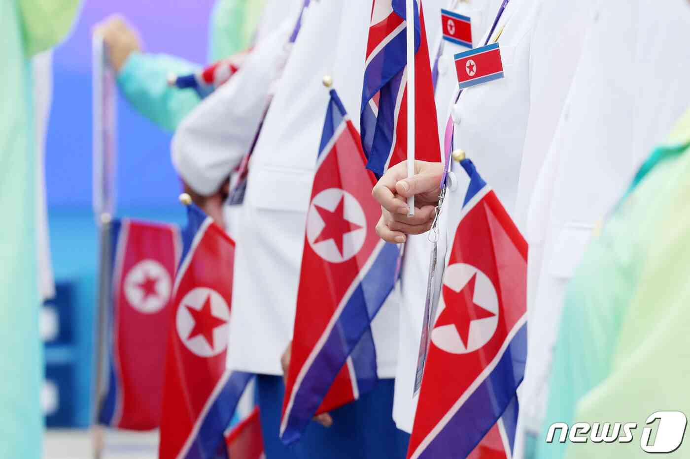 2022 항저우 아시안게임 개막을 하루 앞둔 22일 오전 중국 항저우 아시안게임 선수촌 국기광장에서 열린 입촌식에서 북한 선수단이 인공기를 들고 서 있다. 2023.9.22/뉴스1 © News1 민경석 기자