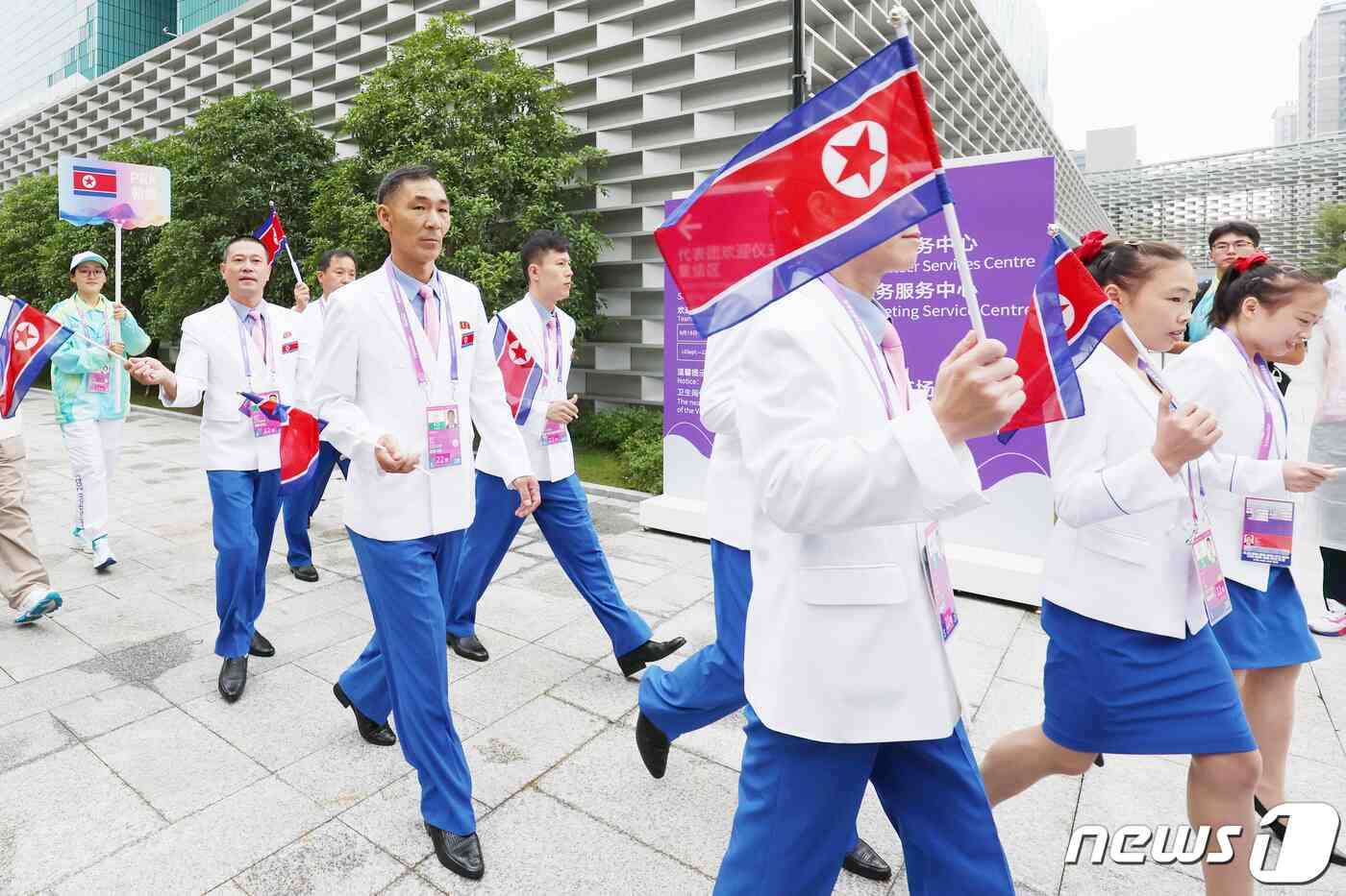 2022 항저우 아시안게임 개막을 하루 앞둔 22일 오전 중국 항저우 아시안게임 선수촌 국기광장에서 열린 입촌식이 끝난 뒤 북한 선수단이 숙소로 돌아가고 있다. 2023.9.22/뉴스1 © News1 민경석 기자