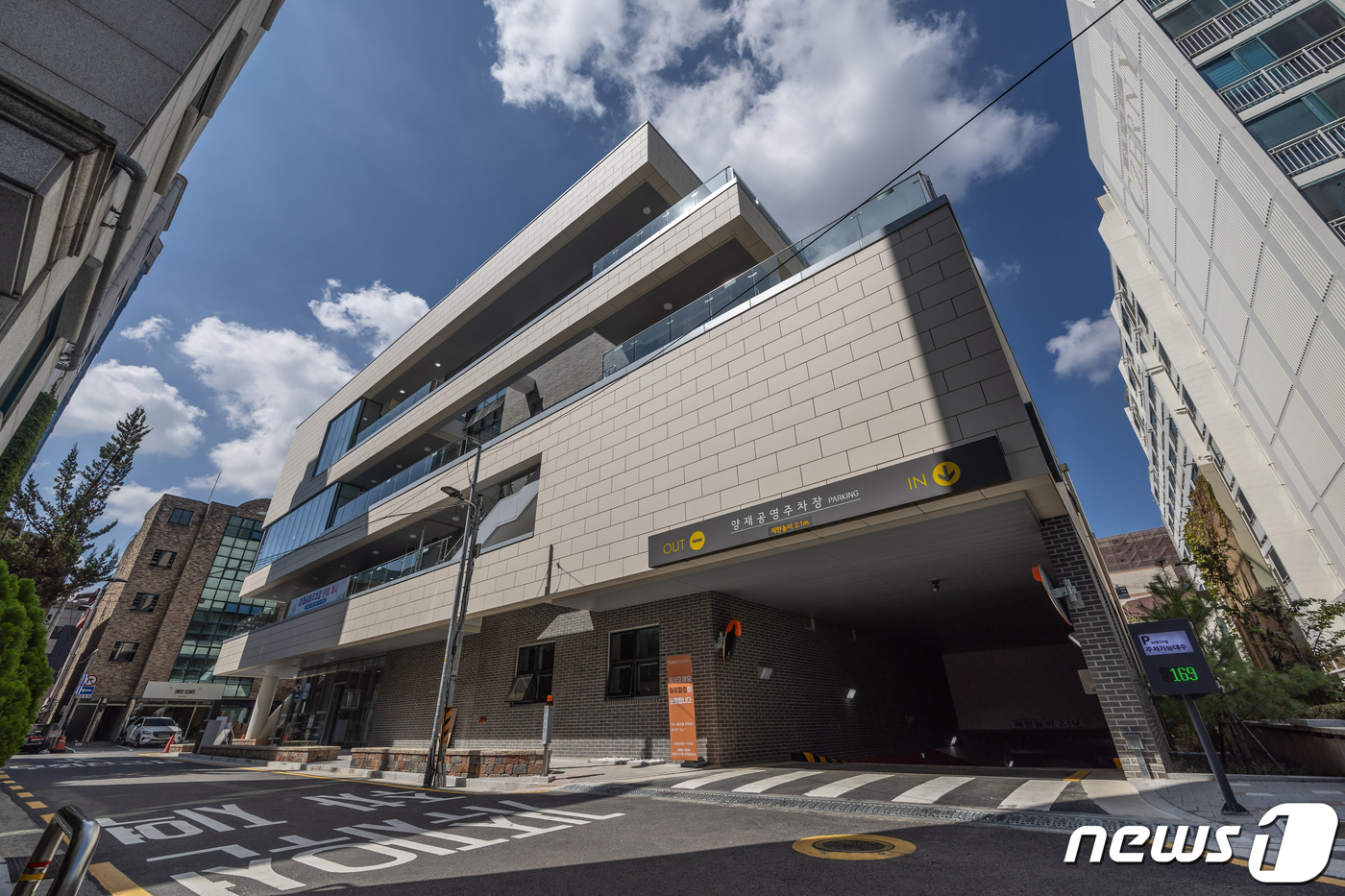 (서울=뉴스1) 이재명 기자 = 서울 서초구는 어린이 놀이시설과 모자건강센터, 커뮤니티 센터 등을 갖춘 주차복합문화공간 양재공영주차장을 22일부터 개관한다.양재공영주차장은 지하 3 …