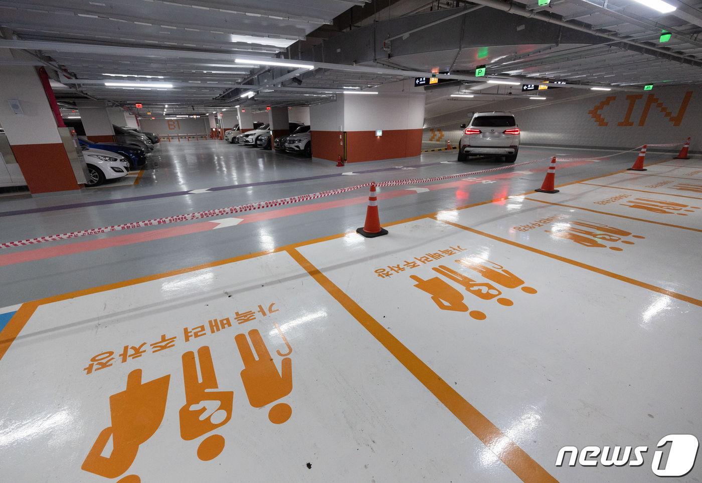 (서울=뉴스1) 이재명 기자 = 서울 서초구는 어린이 놀이시설과 모자건강센터, 커뮤니티 센터 등을 갖춘 주차복합문화공간 양재공영주차장을 22일부터 개관한다.양재공영주차장은 지하 3 …