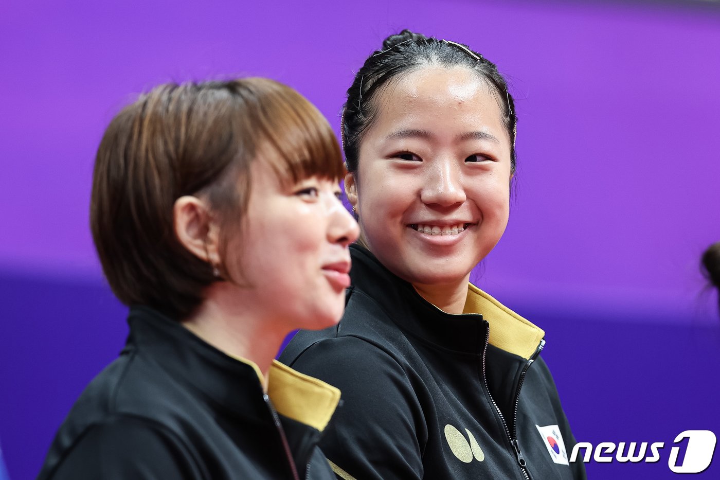 본문 이미지 - 신유빈&#40;오른쪽&#41;과 서효원이 22일 중국 항저우 공슈 캐널 스포츠 파크 체육관에서 열린 2022 항저우 아시안게임 탁구 여자 단체전 조별리그 D조 1차전 대한민국과 파키스탄의 경기에 앞서 대화를 나누고 있다. 여자 탁구 대표팀은 예선 첫 경기에서 파키스탄을 매치스코어 3대0으로 이겼다. 2023.9.22/뉴스1 ⓒ News1 유승관 기자