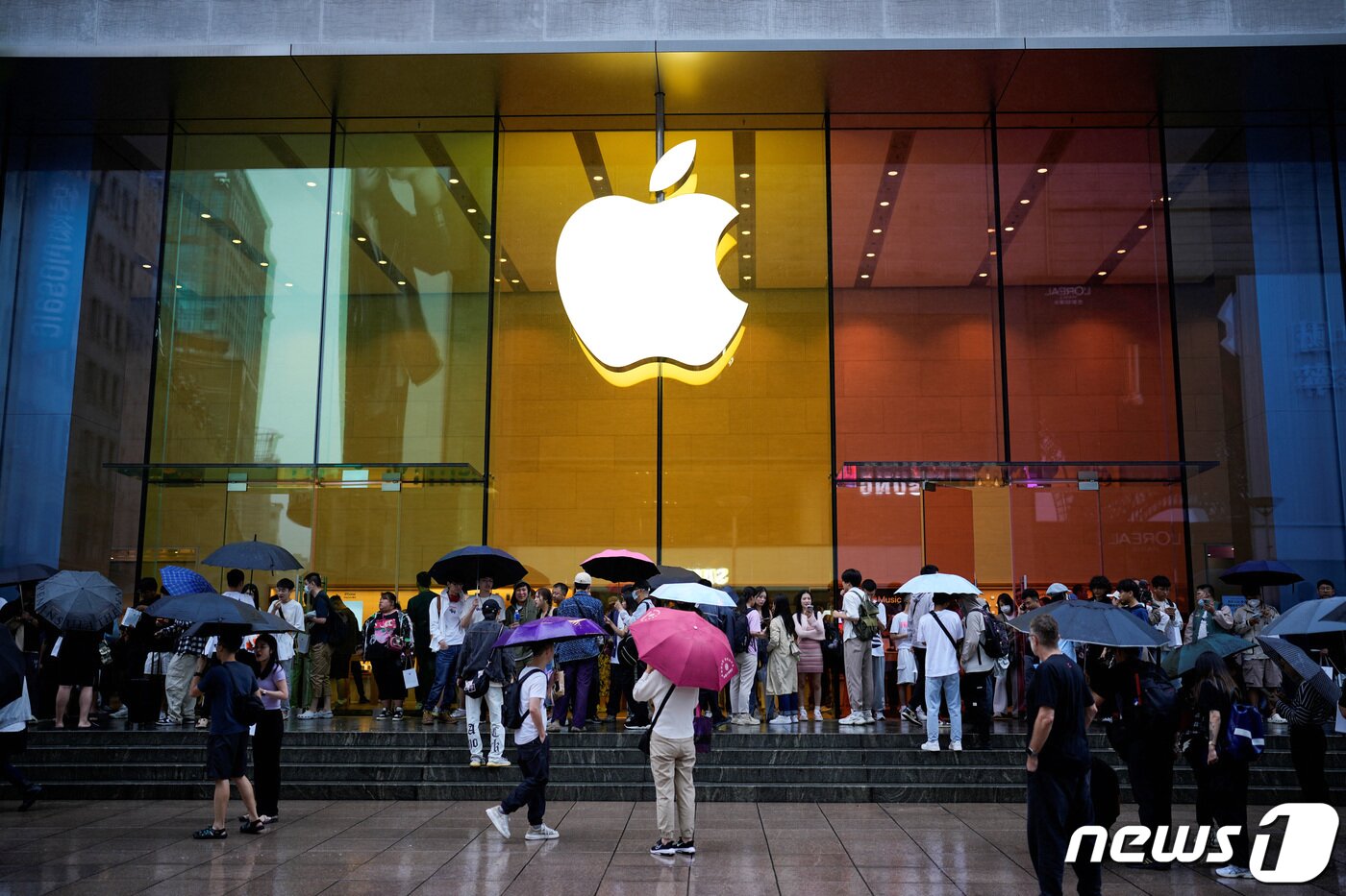 본문 이미지 - 밖에서도 수많은 사람들이 대기하고 있다. 2023.09.22 ⓒ 로이터=뉴스1 ⓒ News1 우동명 기자